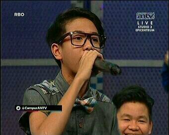 tweetCOMATE's tweet photo. @iqbaale Wear glasses B-) http://t.co/ba4pg5RxxR
