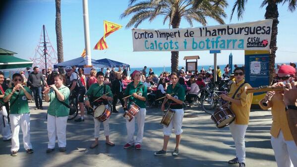 collamicaco's tweet photo. Els músics de @collamicaco @jovedebarcelona i @gausacs en cercavila a la calçotada del #CASiP #castellers #badalona http://t.co/tdbYOXUNil
