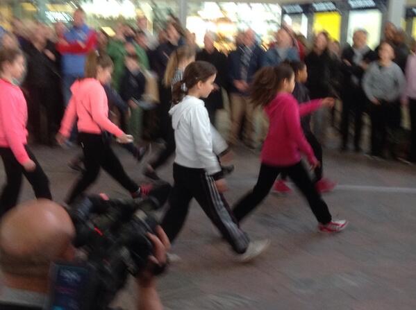 Gaaf 'pop-up' optreden van #NoesFiolet dansers op <a href="/RdamCentraal/">Rotterdam Centraal</a> <a href="/rotterdam/">Gemeente Rotterdam</a>