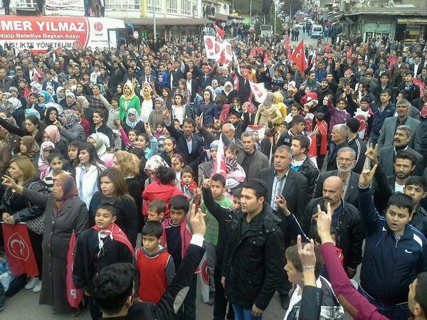 MustafaErzin27's tweet photo. Nizip Mitingimiz sürüyor.  Nizipli hemşehrilerimizin coşku ve heyecanı görülmeye değer. @E_SemihYalcin http://t.co/KjwUfX1DjA
