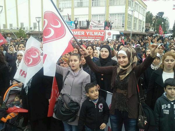 MustafaErzin27's tweet photo. Nizip Mitingimiz sürüyor.  Nizipli hemşehrilerimizin coşku ve heyecanı görülmeye değer. @E_SemihYalcin http://t.co/rKBw7NoSX9