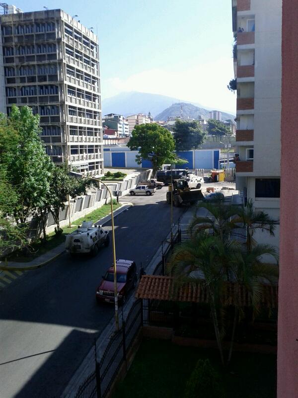 AnonymousVene10's tweet photo. Policía,ballena,dos tanquetas de GNB y maquina excavadora en paseo la feria. #16M  http://t.co/AqG5nz1nZb #Merida a defender las barricadas