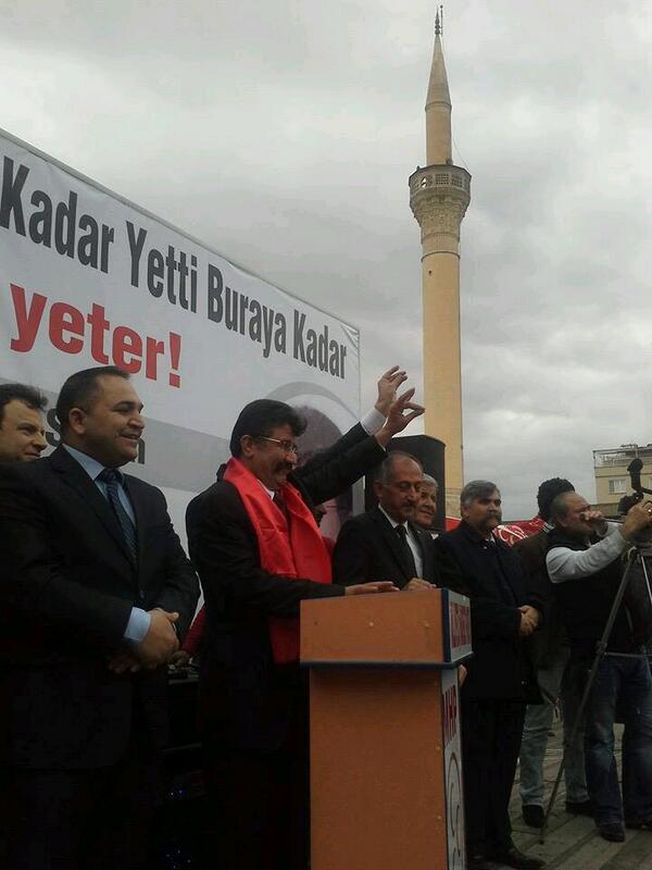 MustafaErzin27's tweet photo. Nizip Mitingimiz sürüyor.  Nizipli hemşehrilerimizin coşku ve heyecanı görülmeye değer. @E_SemihYalcin http://t.co/pemWTT8av6