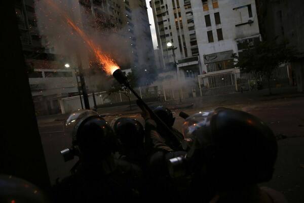 yotein's tweet photo. Así le disparan a los apartamentos por tocar las cacerolas Chacao  #15M http://t.co/xAbgMRbR1o