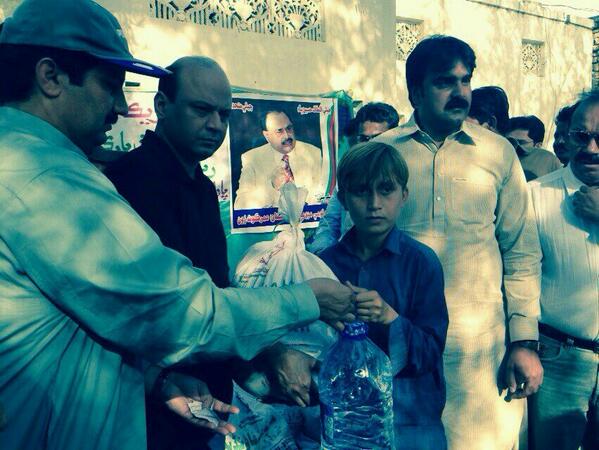 LoveMQM's tweet photo. #MQM #KKF #HelpThar Relief Operation Mmbrs RC @WasayJalil @AshfaqAhmedMQM @AftkharRandhawa Distributing Food Islamkot http://t.co/3TWns3ig5E