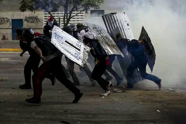 CARACASJUSTA2's tweet photo. Heroicidad en una foto http://t.co/aZQSRtxfL9