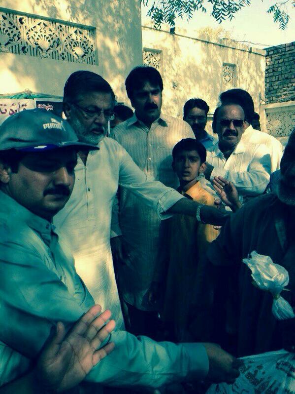 LoveMQM's tweet photo. #MQM #KKF #HelpThar Relief Operation Mmbrs RC @RashidGodilMQM @AshfaqAhmedMQM @AftkharRandhawa Distributing Food http://t.co/IJQWmWt2U8