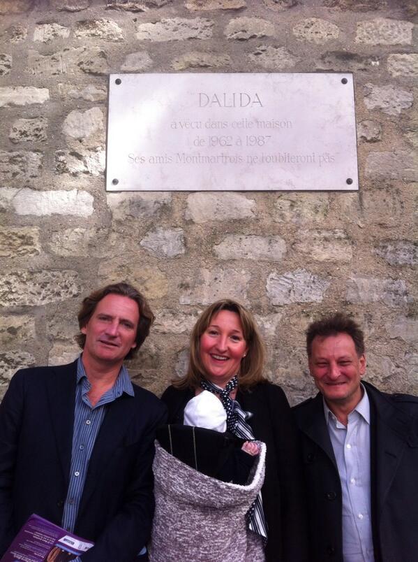 Le18evidemment's tweet photo. En visite dans le #18e, @CBeigbeder n'oublie pas de rendre hommage à Dalida http://t.co/1yohpwFKmH