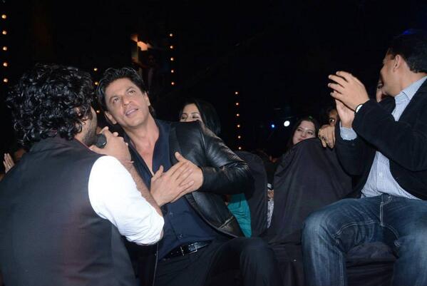 BarsyaKsyu's tweet photo. Very, very touching and emotional scene! >> #MMAwards 
@iamsrk   @MirchiAwards >> http://t.co/ZDmGsf7PnL