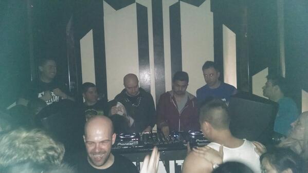 Monoverse's tweet photo. last night #MANYC #mentalasylumnyc amazing closing w/ a group set @IndecentNoise @jasethirlwall @MirOmarMusic http://t.co/Sfbh6n4Iwv