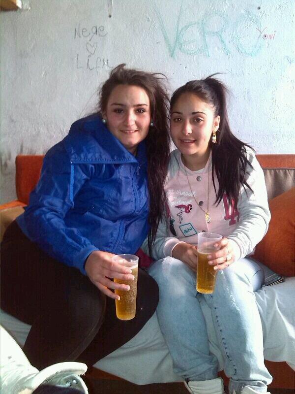 PepaConcepcion's tweet photo. En el cuarti bebiendonos unas copitas con @nereisla jaja la mejor jajaja♥♥♥ http://t.co/ZNSwdAS0Os