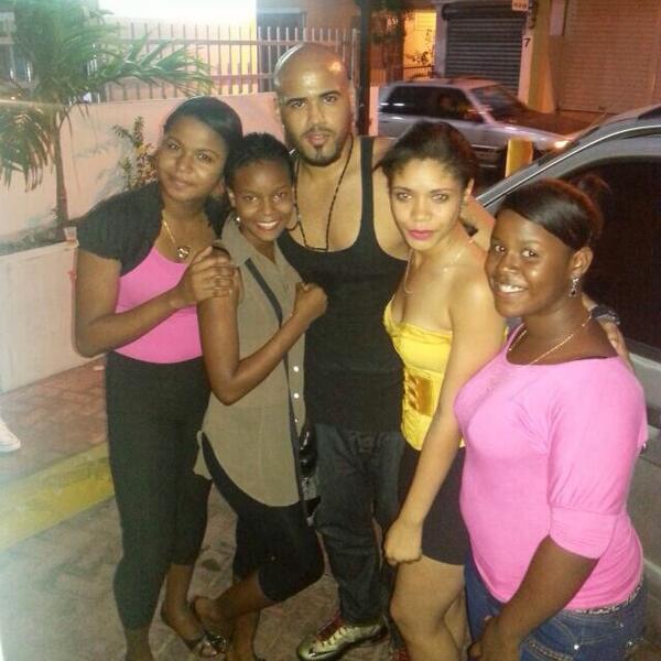 __emmyyss's tweet photo. W/ @LRLeyDelRap &amp; las mujeres ILove you ❤️' no me podía quedar sin esa pic, ya van dos ✌️ http://t.co/ycGMo5xVul