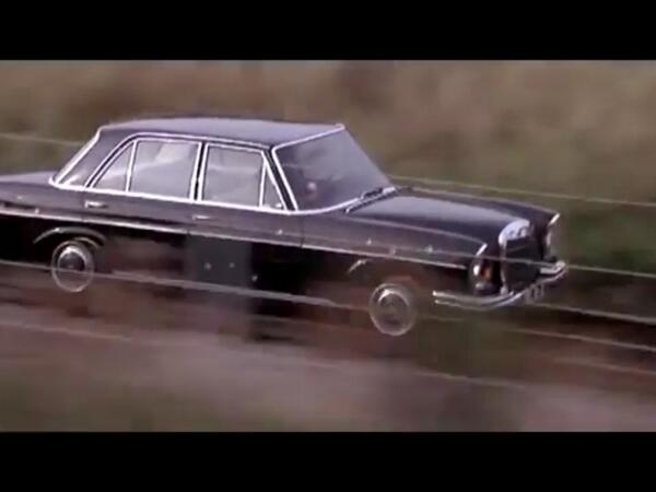 007fanatics's tweet photo. Bond escaping from the mob in Octopussy http://t.co/7znrUodMak