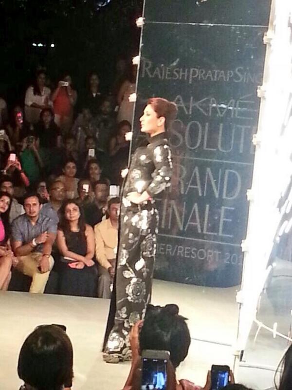 HotureTV's tweet photo. #KareenaKapoorKhan at #lfwtimeline #GrandFinale! @Kareena_Kingdom @BeboMalaysiaFC @KareenaK_FC #HOTURE http://t.co/RrTsz7c2Nc