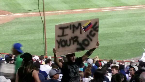 Ultimahora2024's tweet photo. Anoche en juego de @Yankees y @Marlins, venezolanos residentes en Panamá aprovecharon para pedir por su democracia. http://t.co/SwsFryYCn8
