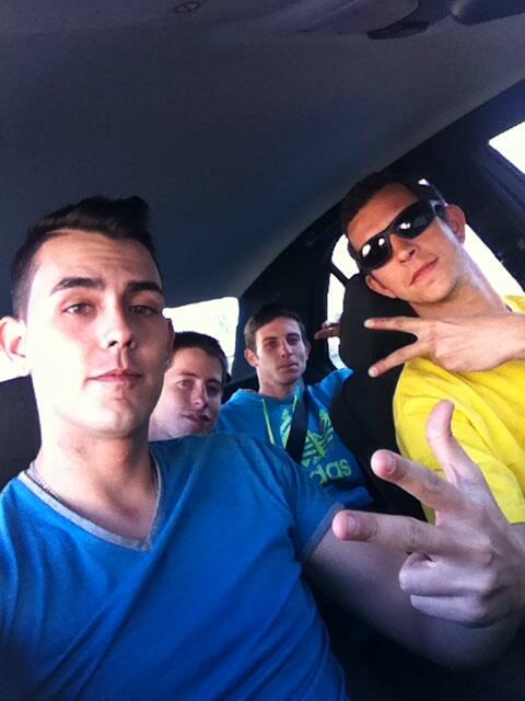natzcul's tweet photo. Domingueros jaja ✌️@GraciaOca @borja88serrano #pett http://t.co/WL5jSkO7xK