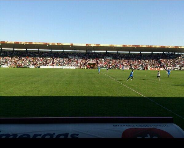 isaacfouto's tweet photo. 9.500 aficionados viendo el @Merida_AD - @BadajozClubFtbo de Tercera División http://t.co/9nPDXnDGxr