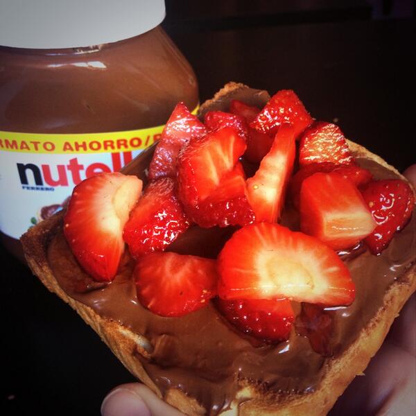 recetaSecretas's tweet photo. Rica tostada de chocolate y fresas!!! #Meriendadomingo #meriendafeliz http://t.co/T0gqZCB8wh