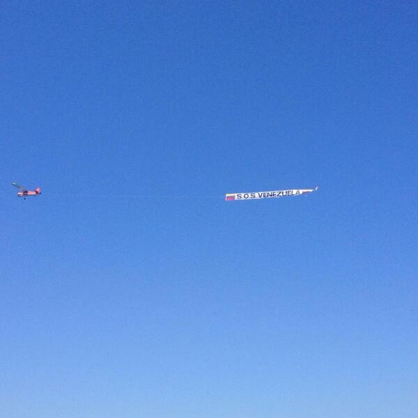 ElSarache's tweet photo. ¡Oh! Avioneta sobre la playa de Río de Janeiro. #SOSVenezuela http://t.co/QcFuKrAnVG