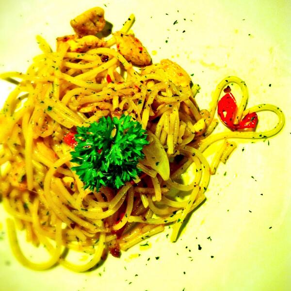 adeapril's tweet photo. Enak sih .. Tapi porsinya tambaahiiin doooong! @woodpeckercafe #cafeapasih http://t.co/BWDmStYgK9