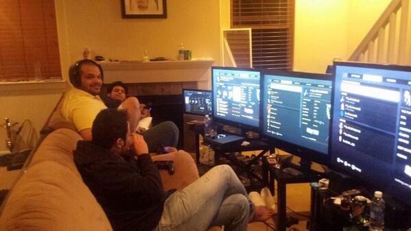 Battlefield's tweet photo. Moayyad AM and his friends bring their setups together for the weekend.

#SetupSaturdaySunday
| http://t.co/nBGFD7p8hM