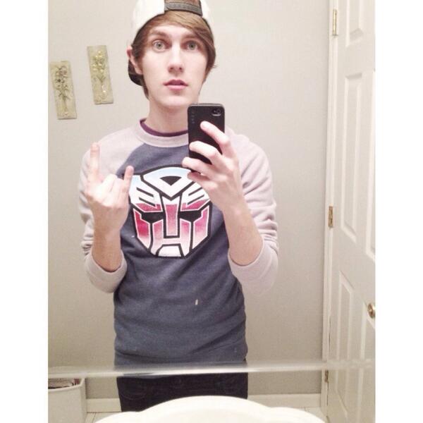 andbrinkslikeyo's tweet photo. ppl say i look lyke da guy from warm bodies and im just lyke " im dan brink yo" ha http://t.co/yWQRG0vAA9