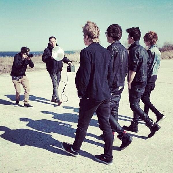 chrislikeyo's tweet photo. Lol I'm so crazy yo!!!! The only one stepping with the left foot while everyone stepping with their right! http://t.co/RHFymFjANa
