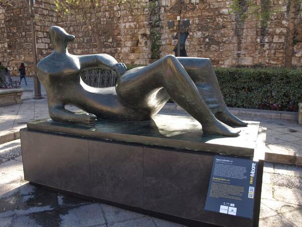SevillaCultural's tweet photo. Las vistosas obras de la exposición Henry Moore dejaron de adornar la Plaza del Triunfo este miércoles. #Sevillahoy http://t.co/QN2axZJHH2
