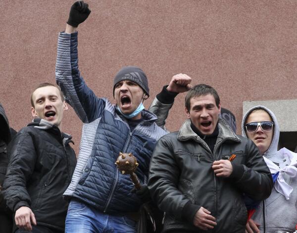 Pro-Russia demonstrators burn books &amp; storm buildings in eastern Ukraine 
read.bi/1lGt9Kb