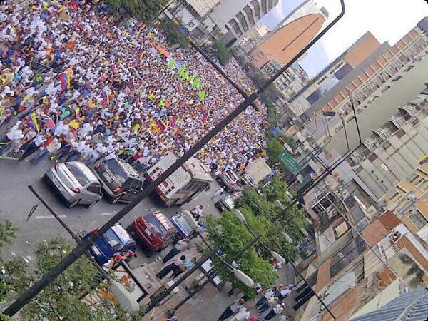 wipisi1's tweet photo. Que vaina Maduro, nada q escampa todo negro para ti. http://t.co/EvFAoEFk7G