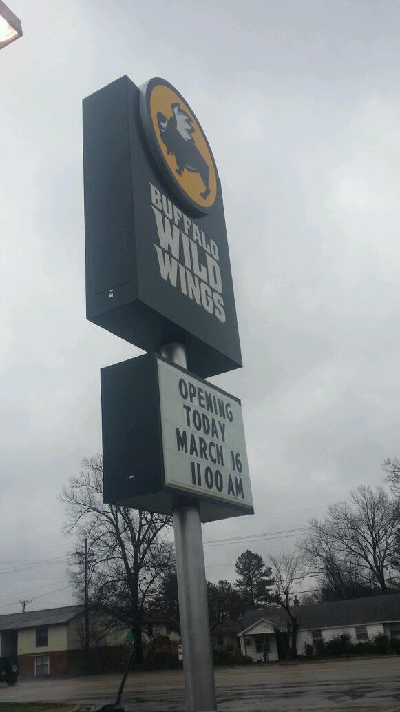 JaphSG's tweet photo. Red Wolf Blvd is busy today due to the open of Buffalo Wild Wings! Tune in for the story tomorrow 4:30 on @ASUTVnews http://t.co/H4ia6IZs22