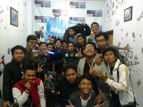 RRIPro2PWT's tweet photo. Kegilaan tmen2 @jkt48_pwt saat siaran #kofamustime kmren mlem.. Gilaaa.. Studio pecah.. http://t.co/bCHhmIlwSd