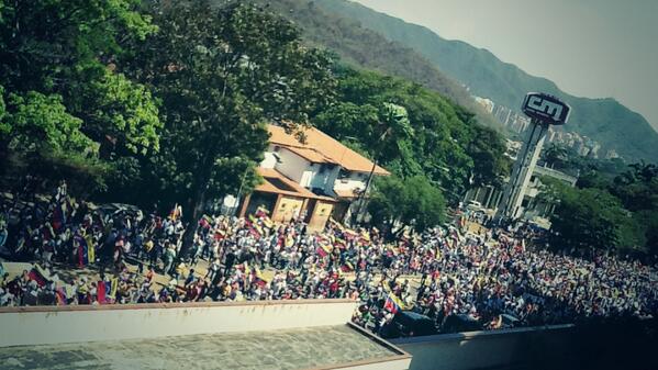vecinotrigal's tweet photo. 2:05 pm. Paso de la Marcha por Centro Comercial Patio #Trigal. Rumbo a Mañongo. http://t.co/Zz1qIGrqKF
