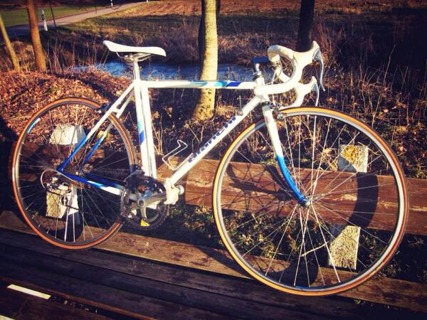 rapha_berlin's tweet photo. Happiness is scoring a beautiful vintage  Bianchi on eBay #ItalianSteel #hooray http://t.co/WV1iKX1cZo