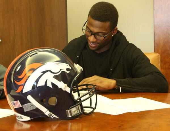 Broncos's tweet photo. Emmanuel Sanders has officially signed with the #Broncos. RT to welcome him to Denver! http://t.co/PMOLXCQTGm
