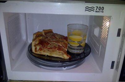 ClementFrenay's tweet photo. Ajouter un verre d'eau au micro onde avec votre pizza pour ne pas la ramolir #TQM http://t.co/2hATlgKq0v