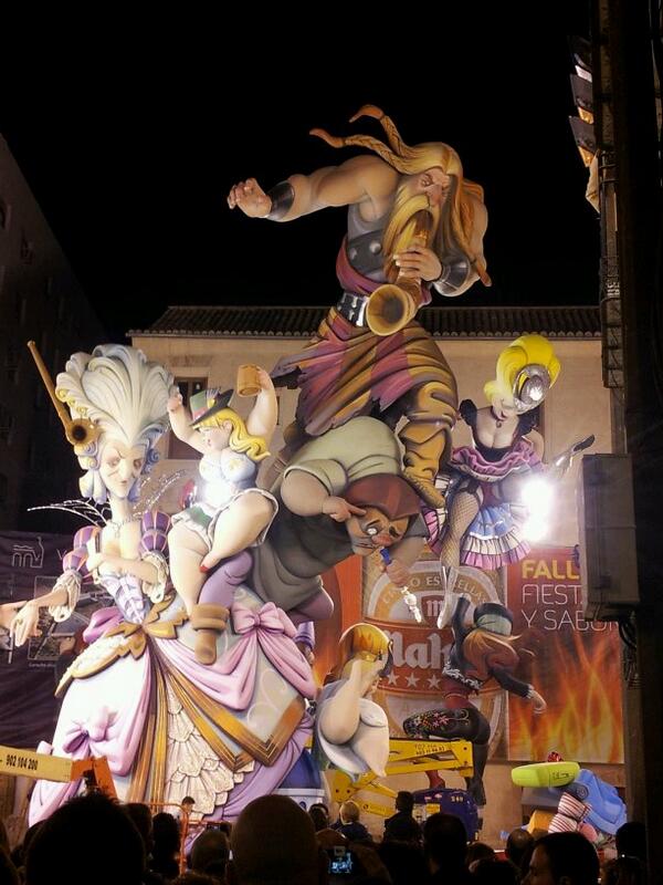 ArgiusGrupo's tweet photo. Fin de semana fallero!! Ultimando preparativos, nos despedimos con esta gran gente.#fallas#fabricadoenespaña http://t.co/sdXwETA9mZ