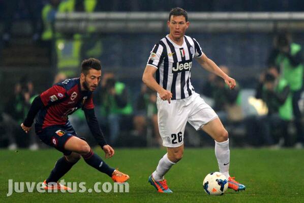 juventusfc's tweet photo. Squadre a riposo. Finisce il primo tempo di #GenoaJuve sullo 0-0: poche le conclusioni ma tanta intensità in campo http://t.co/vtRYdtrVjV