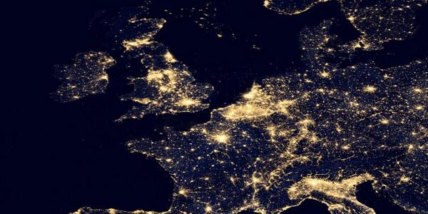 SpaceLive's tweet photo. A stunning look at the United Kingdom at night courtesy of @NASA #SpaceLive http://t.co/dpLEUlJdmY