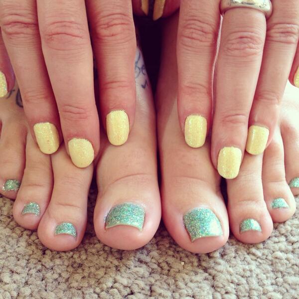 UpTooScratch's tweet image. Springs here 💛💚 #shellac in sunbleached and mint convertible with glitter #nails #manicure #pedicure #guildford