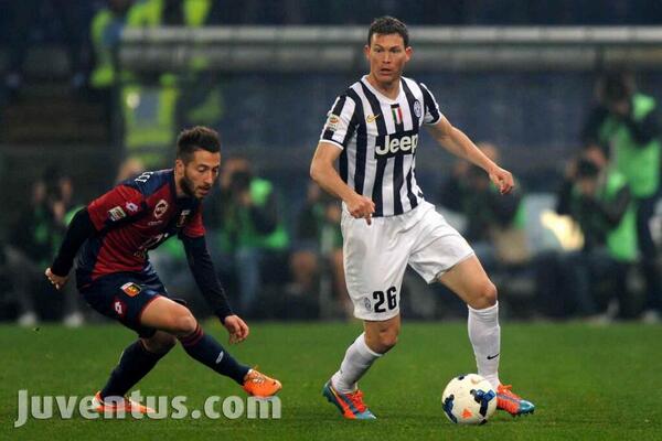 juventusfcen's tweet photo. Stephan #Lichtsteiner on the ball during the first half of #GenoaJuve. Don't go anywhere, next 45 minutes on the way! http://t.co/qWPJFtUEfU