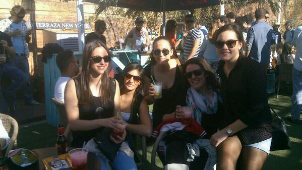 mcarmencabrera's tweet photo. De postureo sevillano,q buen finde @Martita_Marin @Carmen__Marie @Anabely10 @ireneparole http://t.co/ETjkZWBipo