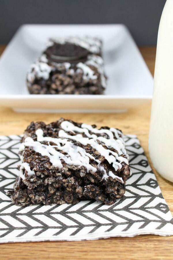 Cravings4Food's tweet photo. Oreo Truffle Rice Krispie Treats http://t.co/gT9h1hU5V8