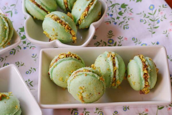 tuvidamasdulce's tweet image. Deliciosos #Maracons de Pistacho y Chocolate... ¿Nos saltamos la dieta?