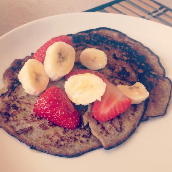 Lucy__Wright's tweet photo. My favourite new find, 2ingredient pancakes #bananapancakes #skinnytreats #nocarbs #dream 👌🍓🍌🐷 http://t.co/JWtoiarfpJ