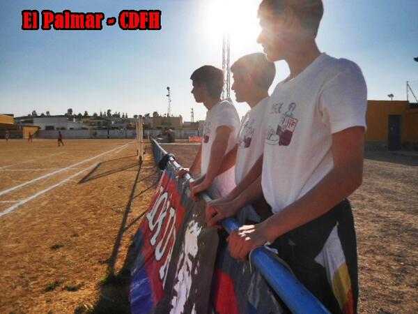 Lokurafans's tweet photo. Los 222 km no han sido obstáculo para acompañar al equipo en la victoria de hoy. Agradecer el gesto de los jugadores. http://t.co/t1CCrKLmL4