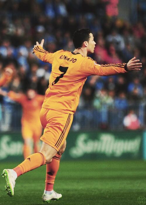 MotivacionesF's tweet photo. "Si Dios no agrada a todo el mundo, ¿Cómo lo voy a conseguir yo?" - Cristiano Ronaldo. http://t.co/IPm7ycsmqi