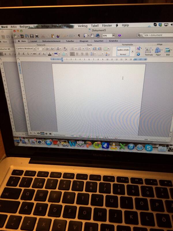 KlaraMatsdotter's tweet image. Slöt återigen ögonen, hoppades på ett färdigt gymnasiearbete. Fann detta. Brände tydligen min sista önskning på pizza