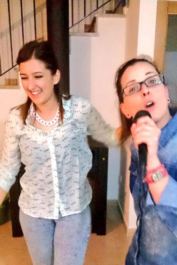 acaacapelotaca's tweet photo. Cantandole una canción de despedida @anikags http://t.co/urT9iaR2iS