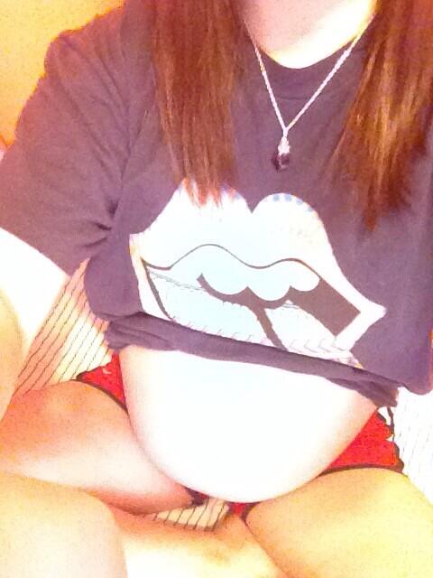 katilynnadams's tweet photo. My rock hard ab.. #buddahbelly #bigbaby http://t.co/E6D9psQVDM